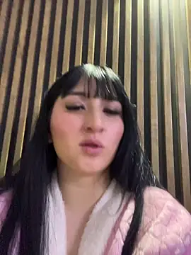 Snapshot of Daphnee-x chatting on 10/17/25, 12:18 Daphnee-x online show from 10/17/25, 12:18