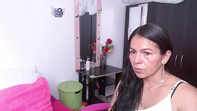 Snapshot of camilavargas_ chatting on 10/05/25, 08:43 camilavargas online show from 10/05/25, 08:43