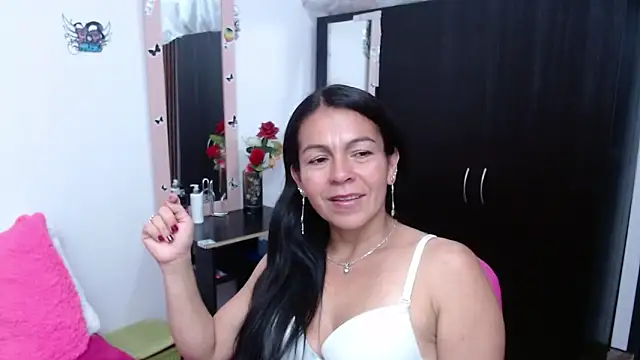 Snapshot of camilavargas_ chatting on 10/12/25, 11:06 camilavargas online show from 10/12/25, 11:06
