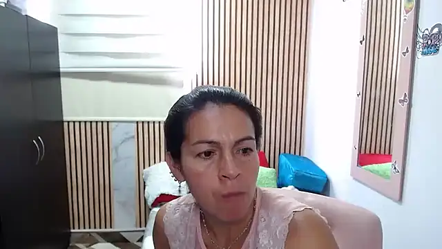 Snapshot of camilavargas_ chatting on 05/15/26, 05:22 camilavargas online show from 05/15/26, 05:22