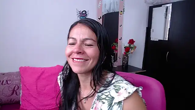 Snapshot of camilavargas_ chatting on 10/15/25, 09:01 camilavargas online show from 10/15/25, 09:01