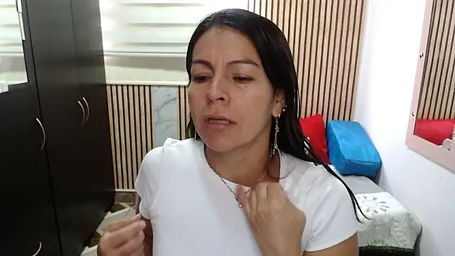 Snapshot of camilavargas_ chatting on 05/26/26, 03:32 camilavargas online show from 05/26/26, 03:32