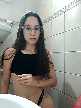 Snapshot of linameii chatting on 10/25/25, 02:22 linameii online show from 10/25/25, 02:22