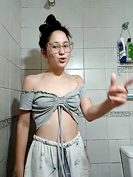 Snapshot of linameii chatting on 10/24/25, 04:11 linameii online show from 10/24/25, 04:11