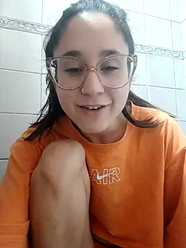 Snapshot of linameii chatting on 11/13/25, 04:05 linameii online show from 11/13/25, 04:05