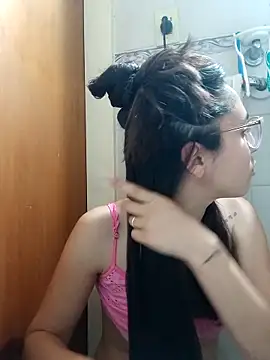 Snapshot of linameii chatting on 10/16/25, 01:03 linameii online show from 10/16/25, 01:03