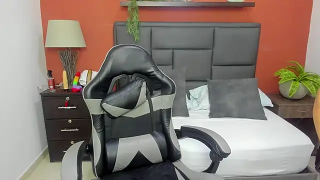 molly lovee  online show from 11/27/25, 06:52