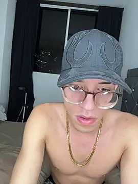 Snapshot of arthurdavies chatting on 12/14/25, 03:35 arthurdavies online show from 12/14/25, 03:35