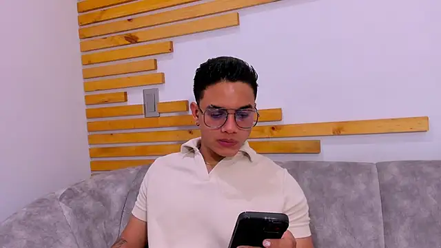 Snapshot of axel_vega chatting on 10/06/25, 01:12 axel vega online show from 10/06/25, 01:12