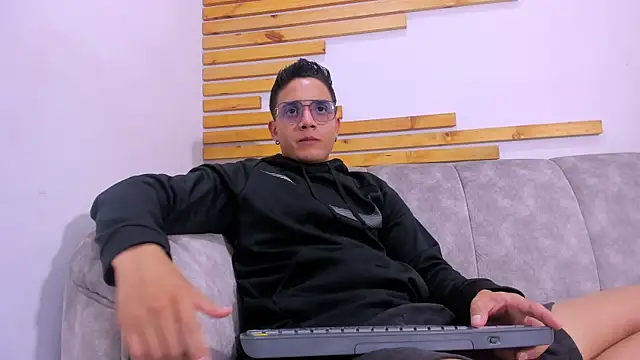 Snapshot of axel_vega chatting on 09/19/25, 07:18 axel vega online show from 09/19/25, 07:18