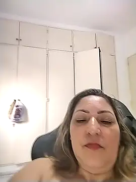 Snapshot of Lunita86 chatting on 12/20/25, 02:31 Lunita86 online show from 12/20/25, 02:31