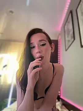 Snapshot of Valirae chatting on 10/11/25, 04:35 Valirae online show from 10/11/25, 04:35