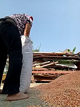 Snapshot of callistra chatting on 11/27/25, 03:18 callistra online show from 11/27/25, 03:18