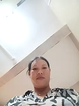 Snapshot of callistra chatting on 10/19/25, 01:58 callistra online show from 10/19/25, 01:58