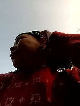 Snapshot of callistra chatting on 11/25/25, 12:11 callistra online show from 11/25/25, 12:11