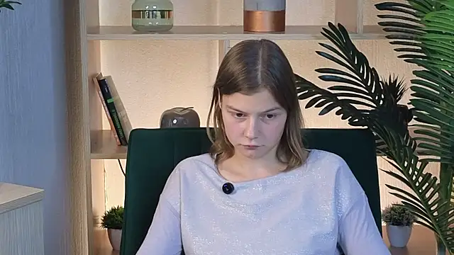 Snapshot of MeridethMondoux chatting on 09/19/25, 12:53 MeridethMondoux online show from 09/19/25, 12:53