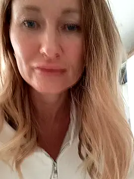 Risky-SquirtingGirl online show from 09/20/25, 10:20