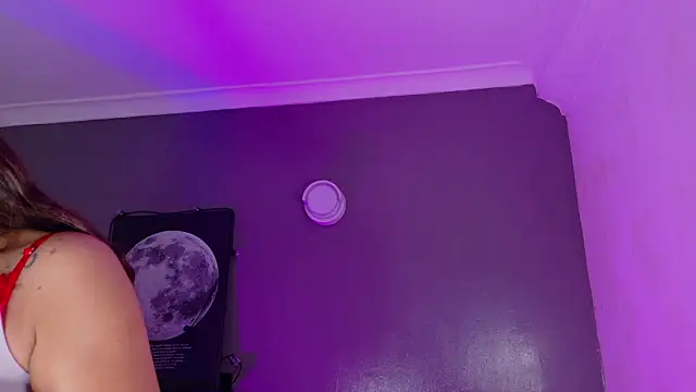 Snapshot of KeendraFox_ chatting on 12/17/25, 10:31 KeendraFox online show from 12/17/25, 10:31