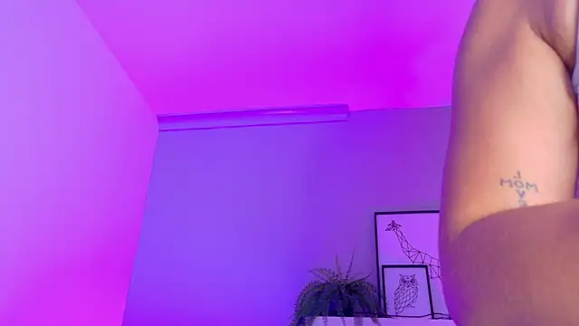 Snapshot of KeendraFox_ chatting on 11/03/25, 10:19 KeendraFox online show from 11/03/25, 10:19