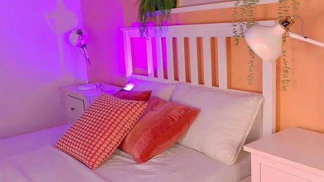 KeendraFox  online show from 04/05/26, 11:17