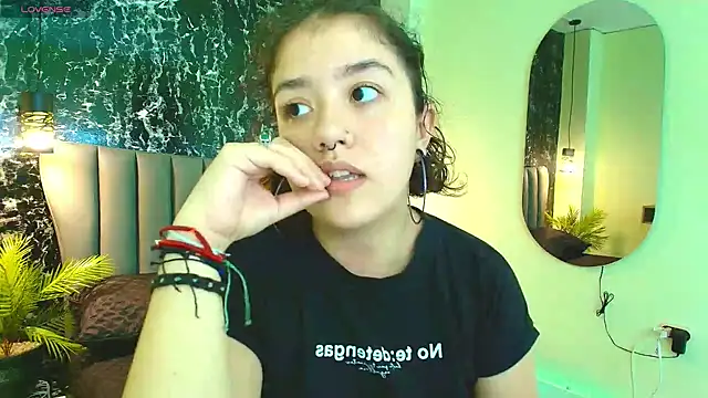 Snapshot of Nia-Stark chatting on 09/27/25, 03:18 Nia-Stark online show from 09/27/25, 03:18