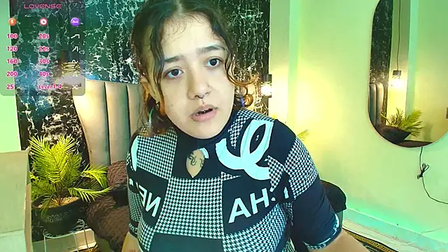Snapshot of Nia-Stark chatting on 10/14/25, 03:23 Nia-Stark online show from 10/14/25, 03:23