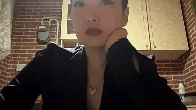 Snapshot of EmmaLeexth chatting on 09/19/25, 02:21 EmmaLeexth online show from 09/19/25, 02:21