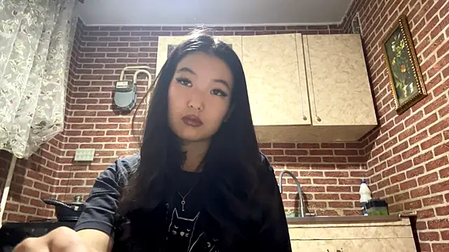 EmmaLeexth online show from 11/10/25, 01:49