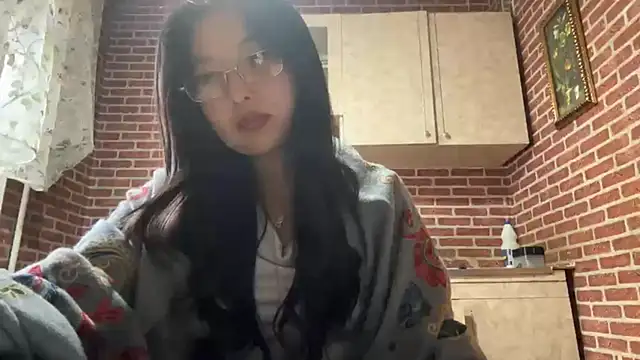 Snapshot of EmmaLeexth chatting on 10/07/25, 10:38 EmmaLeexth online show from 10/07/25, 10:38