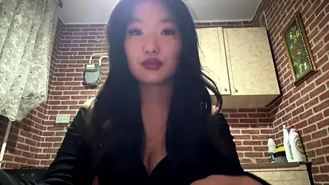 EmmaLeexth online show from 12/19/25, 03:58