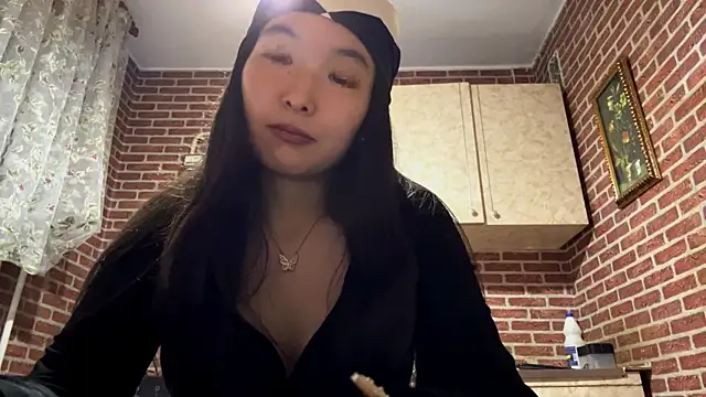 Snapshot of EmmaLeexth chatting on 09/25/25, 02:01 EmmaLeexth online show from 09/25/25, 02:01