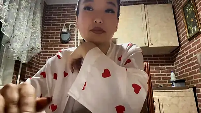 Snapshot of EmmaLeexth chatting on 09/18/25, 02:20 EmmaLeexth online show from 09/18/25, 02:20