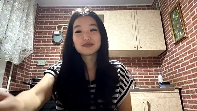 Snapshot of EmmaLeexth chatting on 10/29/25, 03:00 EmmaLeexth online show from 10/29/25, 03:00