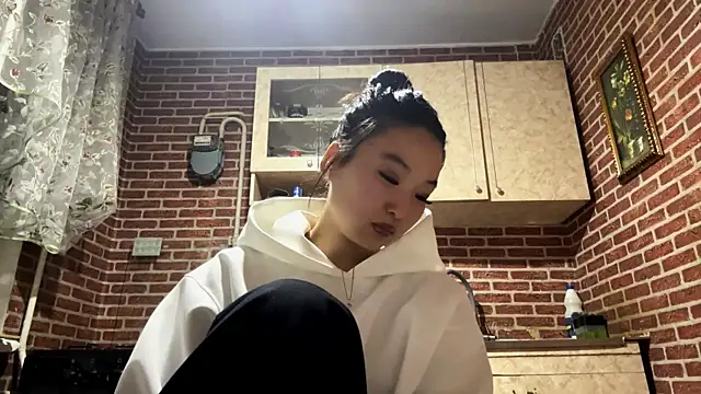 EmmaLeexth online show from 11/13/25, 01:26