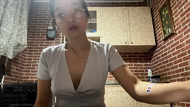 Snapshot of EmmaLeexth chatting on 09/27/25, 01:17 EmmaLeexth online show from 09/27/25, 01:17