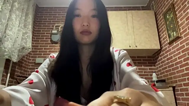 Snapshot of EmmaLeexth chatting on 09/17/25, 05:04 EmmaLeexth online show from 09/17/25, 05:04