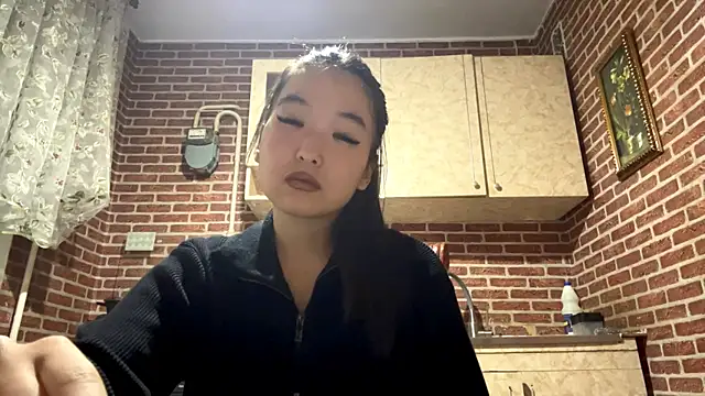 EmmaLeexth online show from 11/06/25, 12:31