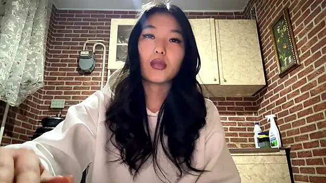 EmmaLeexth online show from 02/09/26, 02:04