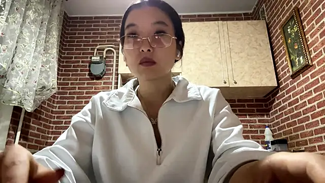 Snapshot of EmmaLeexth chatting on 09/29/25, 01:28 EmmaLeexth online show from 09/29/25, 01:28