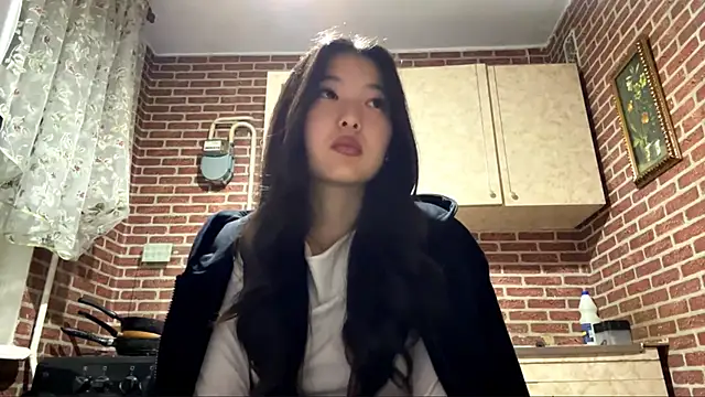 Snapshot of EmmaLeexth chatting on 10/06/25, 02:29 EmmaLeexth online show from 10/06/25, 02:29