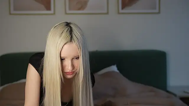 Snapshot of Laura_Obsidian chatting on 12/01/25, 11:11 Laura Obsidian online show from 12/01/25, 11:11