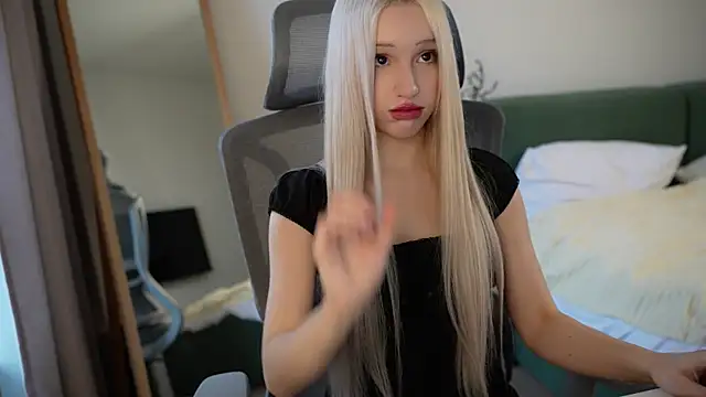 Snapshot of Laura_Obsidian chatting on 11/10/25, 07:13 Laura Obsidian online show from 11/10/25, 07:13