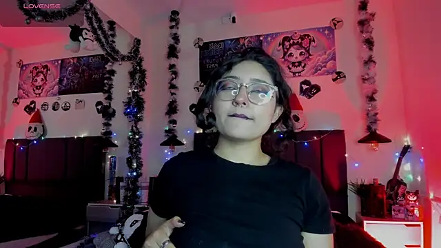 Snapshot of SabrinaV_ chatting on 12/15/25, 11:38 SabrinaV online show from 12/15/25, 11:38