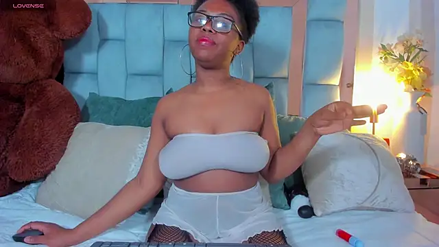 hazellanee online show from 05/15/26, 03:59
