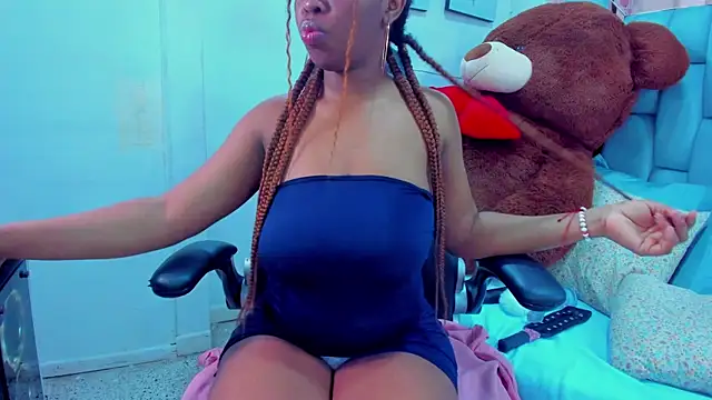 hazellanee online show from 11/12/25, 05:22