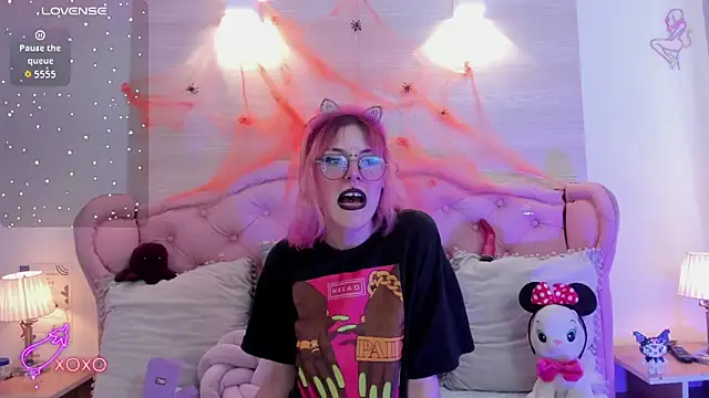 Snapshot of Rossiie_Hunt_ chatting on 10/24/25, 04:17 Rossiie Hunt online show from 10/24/25, 04:17