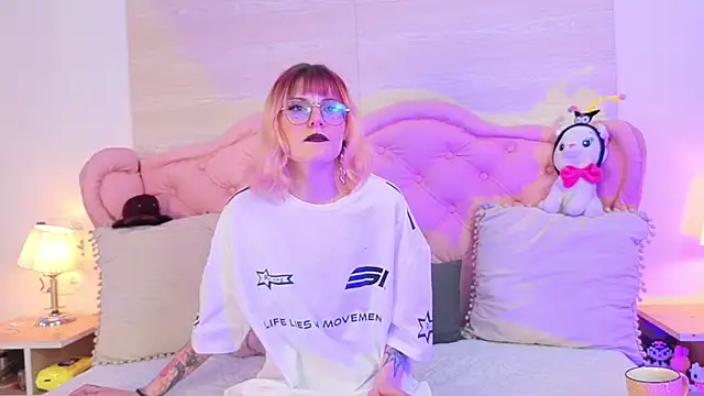 Snapshot of Rossiie_Hunt_ chatting on 11/26/25, 06:08 Rossiie Hunt online show from 11/26/25, 06:08