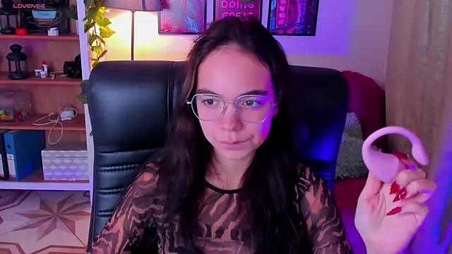 Snapshot of Elise_Noir chatting on 10/17/25, 04:20 Elise Noir online show from 10/17/25, 04:20