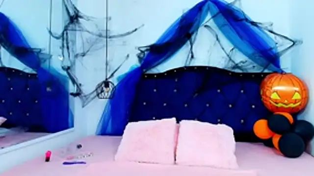 Selenegomezz online show from 10/31/25, 08:16