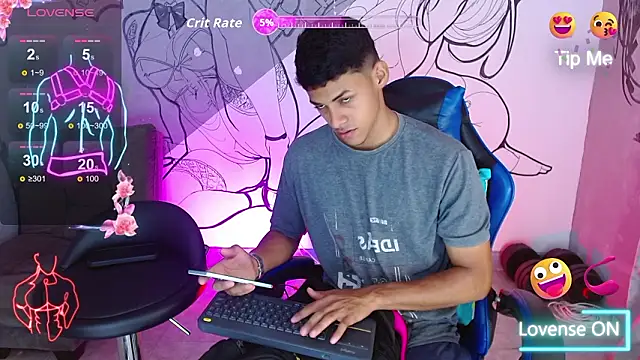 Snapshot of deivid_bigcock1 chatting on 02/20/26, 12:18 deivid bigcock1 online show from 02/20/26, 12:18